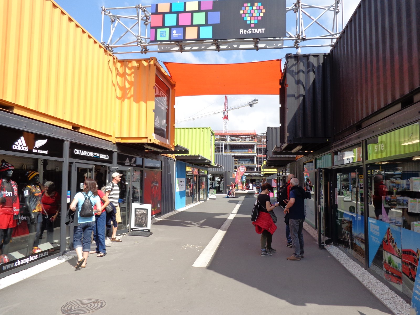Không gian công cộng từ container — Phố đi bộ Re:START Mall với container màu sắc
