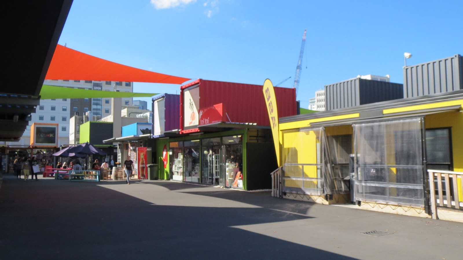 Không gian công cộng từ container — Quảng trường giữa Re:START Mall với mái che vải