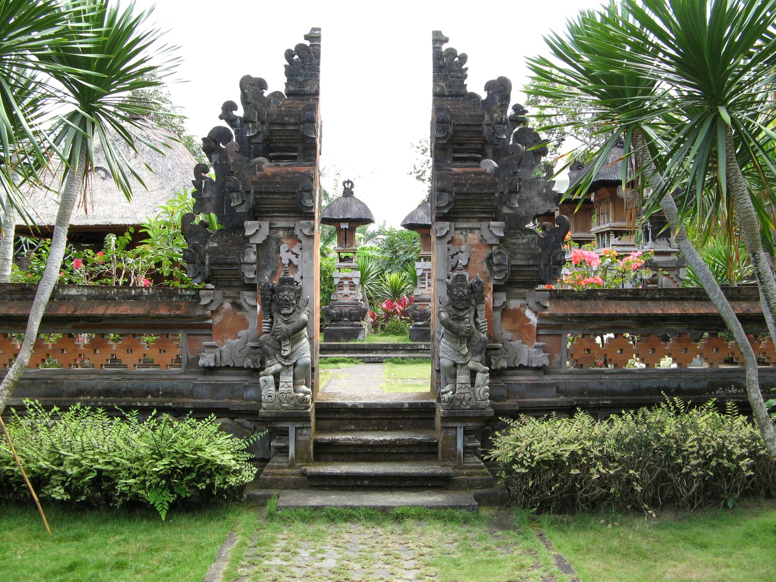 Sân vườn biệt thự khí hậu nhiệt đới — Cổng chẻ đôi trong nhà truyền thống Bali