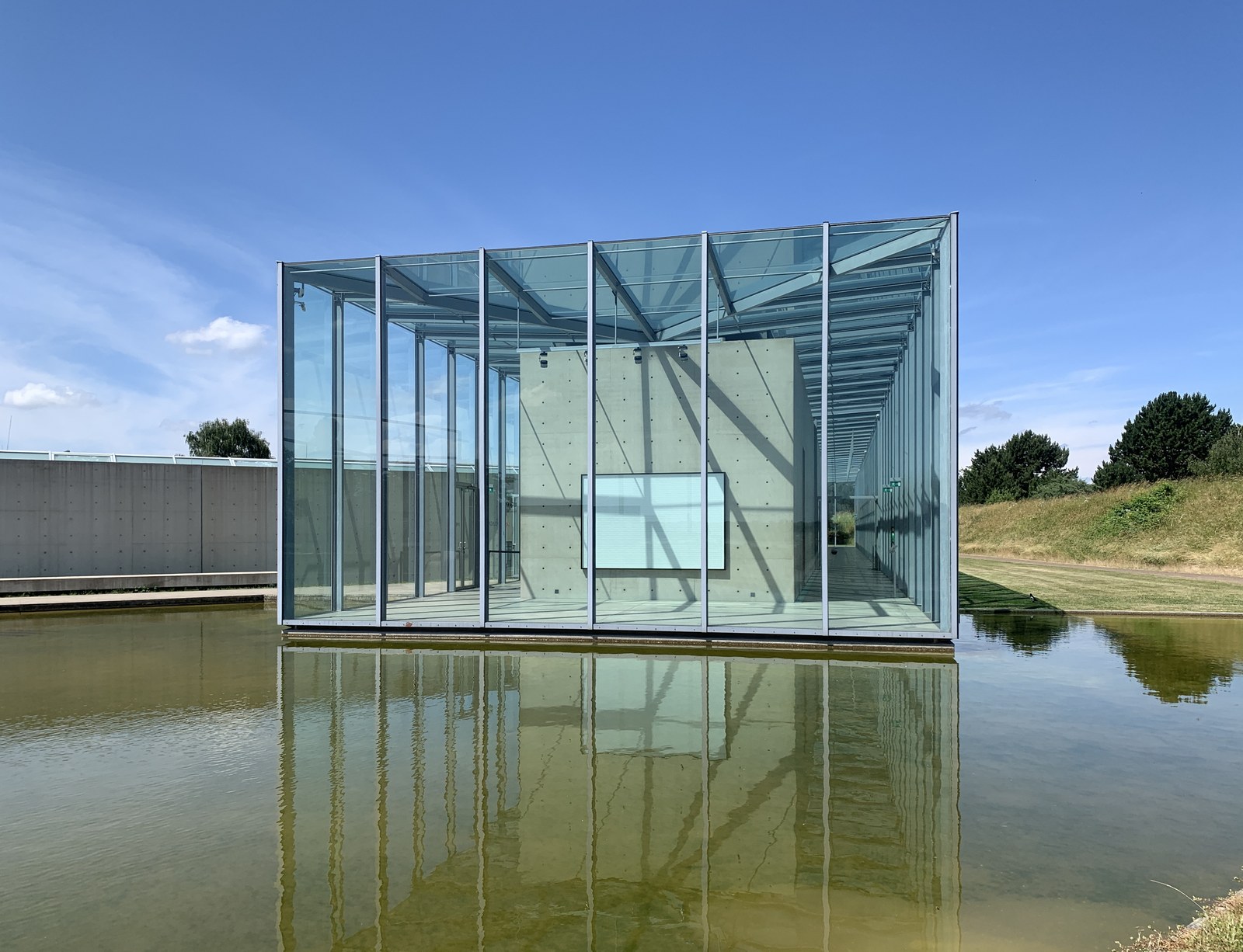 Tadao Ando là ai? Võ sĩ tự học thành bậc — Pavilion kính của Langen Foundation nổi trên mặt hồ
