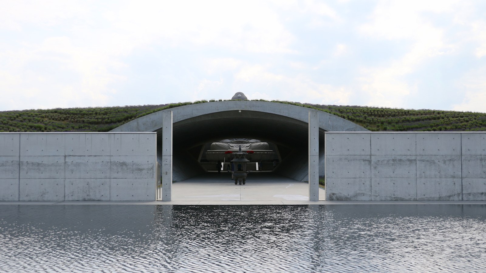 Tadao Ando là ai? Võ sĩ tự học thành bậc — Hill of the Buddha ở Sapporo: hầm tối dẫn