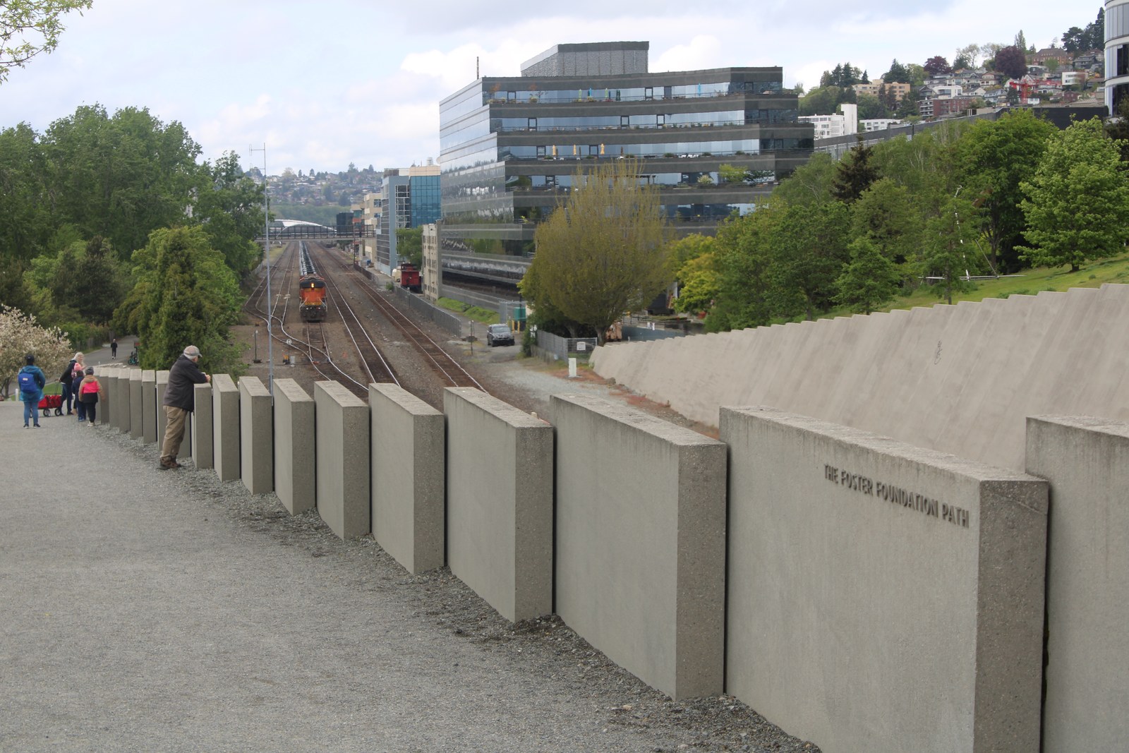 Olympic Sculpture Park — Cầu/lối đi bê tông bắc qua đường sắt