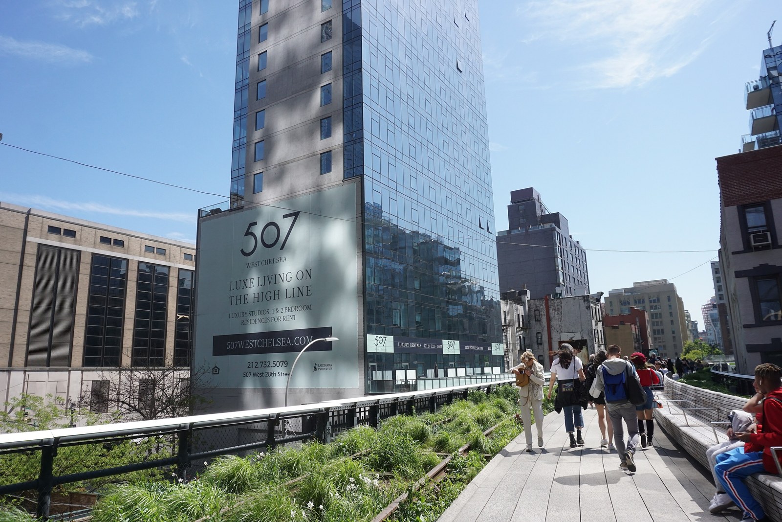 Vì sao kiến trúc cảnh quan là chìa khóa  — Người đi bộ trên High Line cạnh bảng quảng