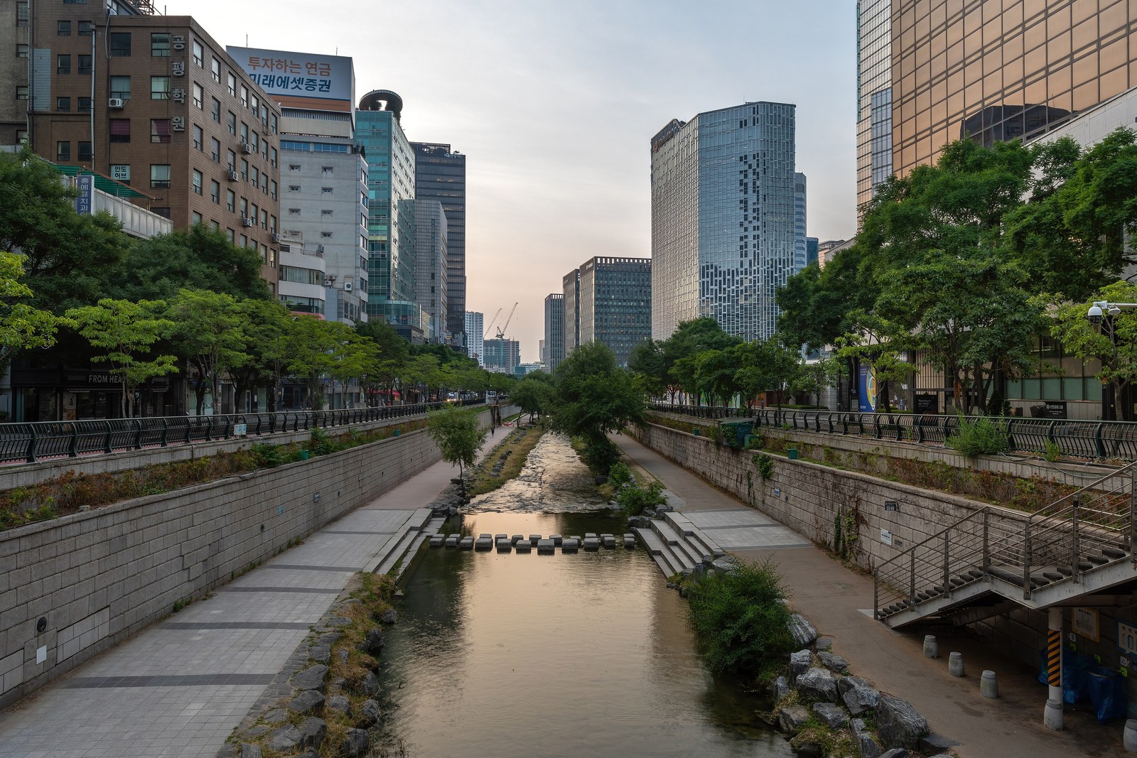 Vì sao kiến trúc cảnh quan là chìa khóa  — Suối Cheonggyecheon chảy giữa hai lối đi bờ đá