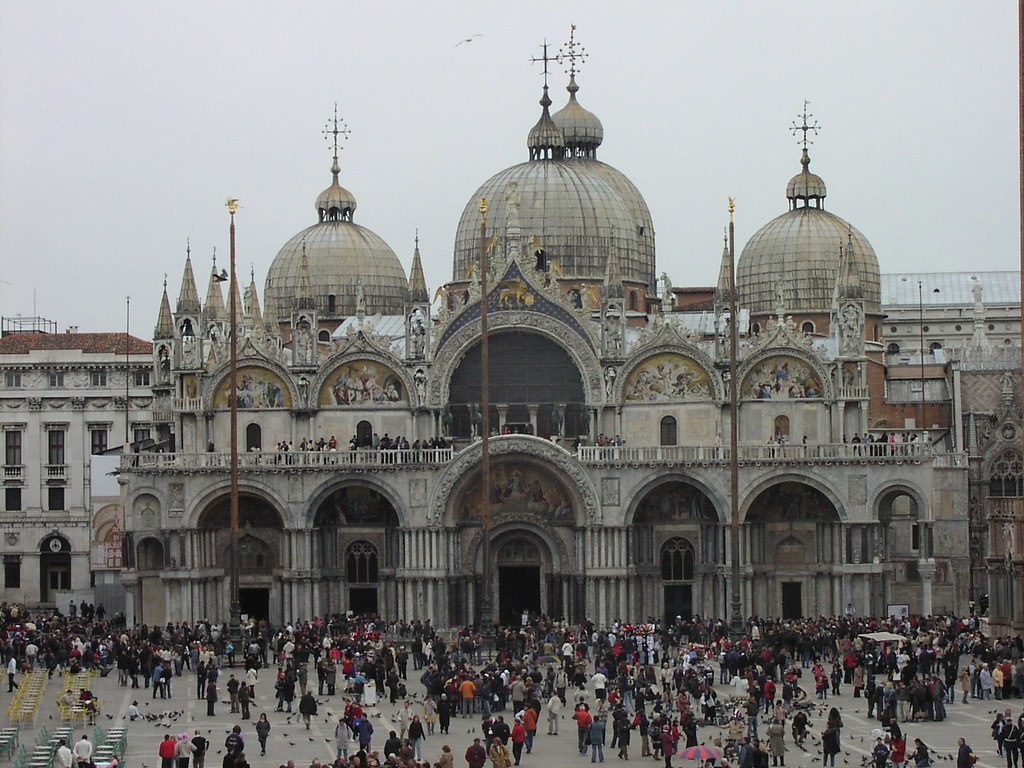 Đám đông du khách chen chúc tại quảng trường Venice