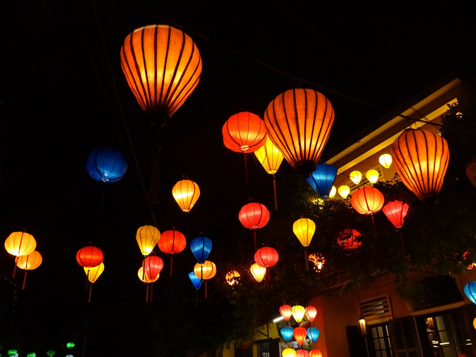 Nhiều đèn lồng vải nhiều màu phát sáng trên nền đêm