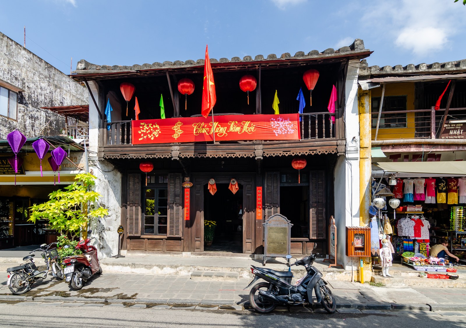 MÀU ĐỎ NGÀY TẾT — Mặt tiền bảo tàng gốm Hội An treo cờ