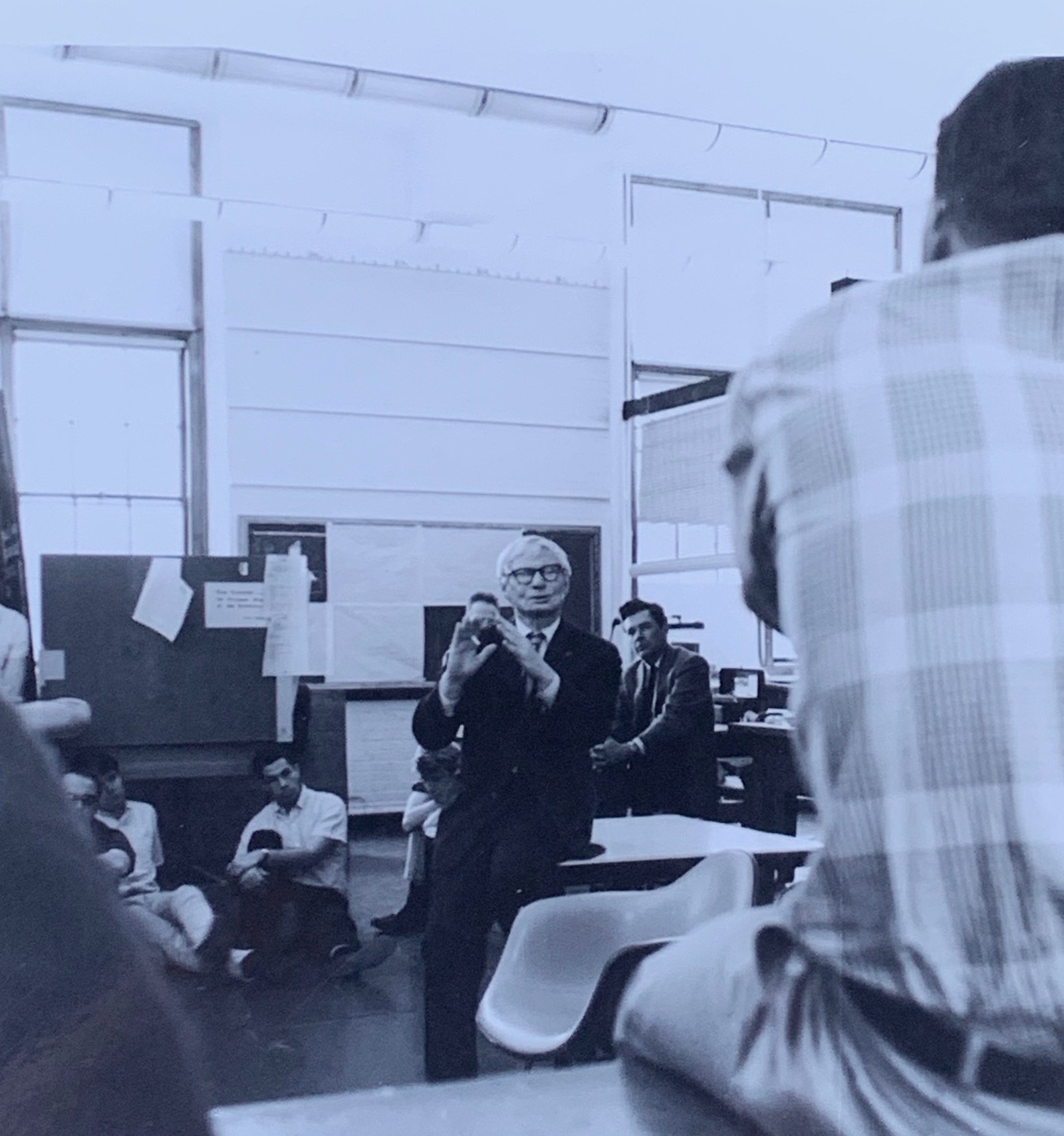 Vì sao kiến trúc sư thường chín sau tuổi — Louis Kahn đứng giữa sinh viên trong xưởng kiến