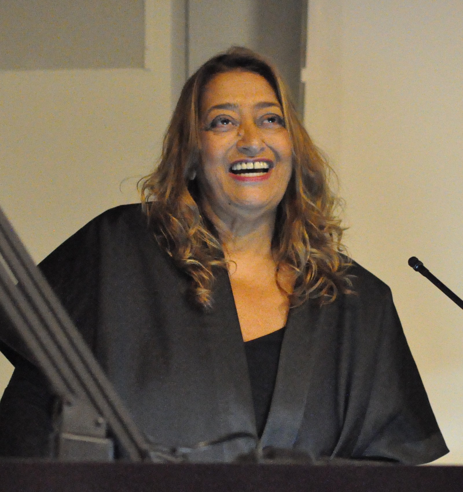 Vì sao kiến trúc sư thường chín sau tuổi — Zaha Hadid cười khi thuyết trình tại trường GSAPP
