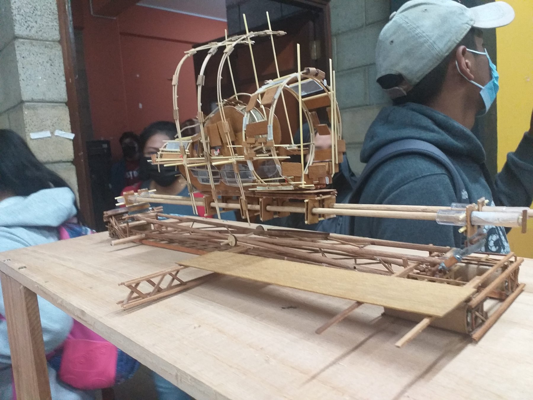 ĐỒ ÁN SINH VIÊN KIẾN TRÚC — Mô hình gỗ khung cong phức tạp ở buổi trưng bày đồ án