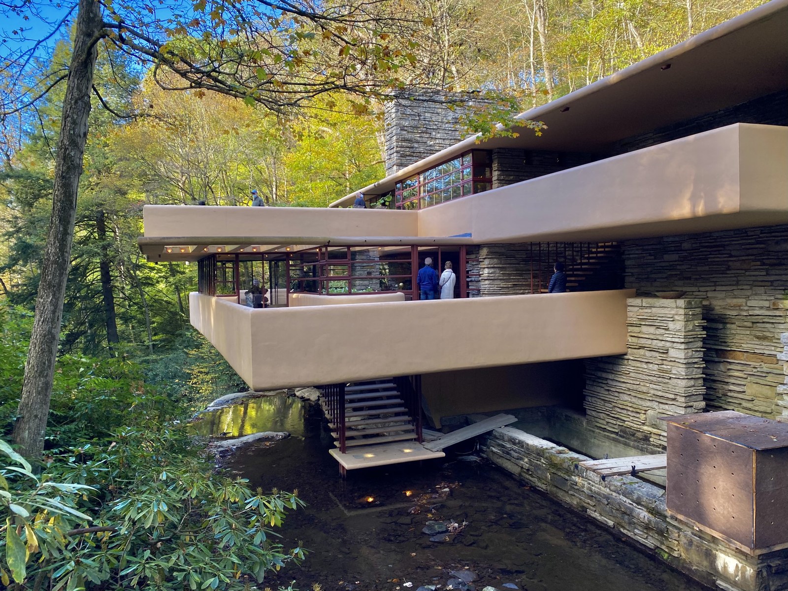 9 kiến trúc sư lừng danh không đi đường  — Các ban công bê tông của Fallingwater vươn ra