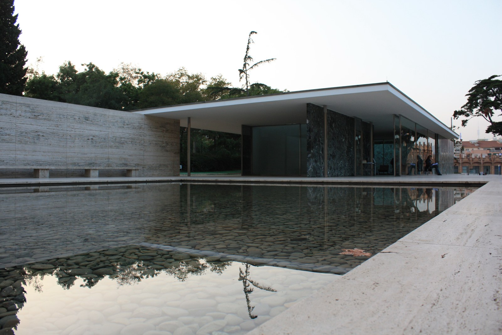 9 kiến trúc sư lừng danh không đi đường  — Bể nước lớn trước Barcelona Pavilion của Mies