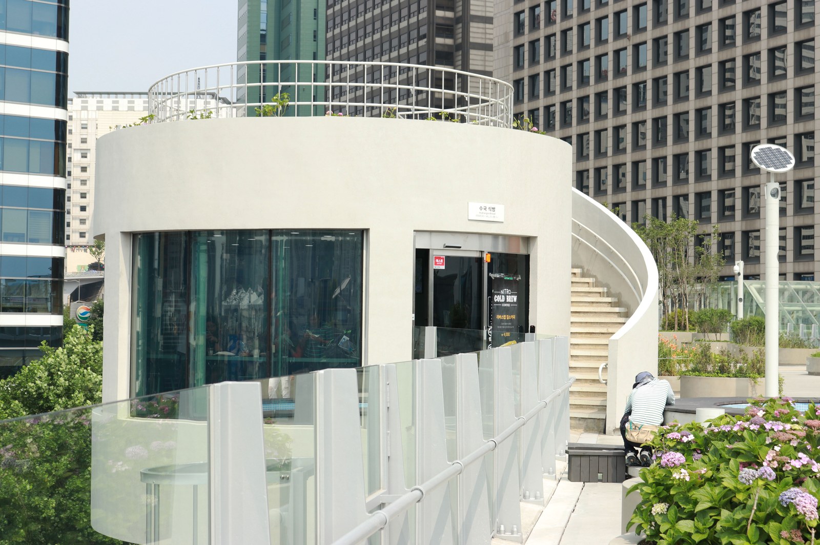 Seoullo 7017 — Kiosk hình trụ tròn trên Seoullo 7017 với cầu