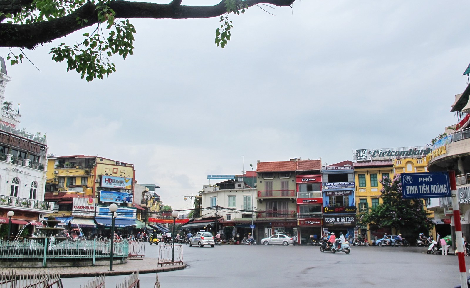 Hàm Cá Mập và 10 công trình từng bị đòi  — Quảng trường Đông Kinh Nghĩa Thục trước cải tạo