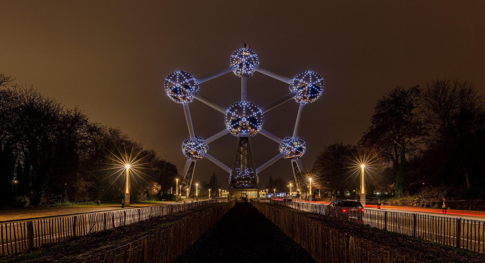 Hàm Cá Mập và 10 công trình từng bị đòi  — Atomium ở Brussels lúc đêm nhìn dọc trục đường