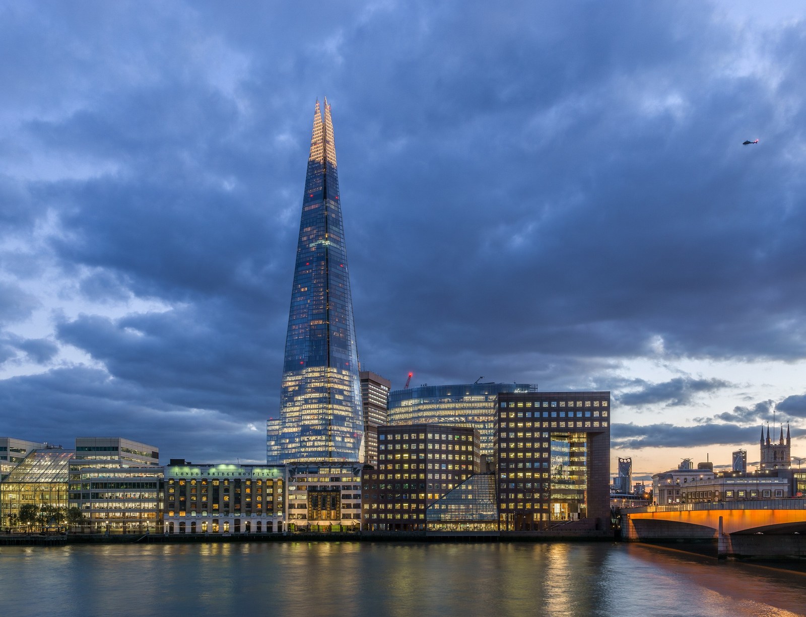 Hàm Cá Mập và 10 công trình từng bị đòi  — Tháp kính The Shard vượt lên trên các khối