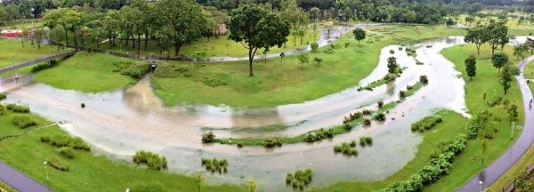 Bishan–Ang Mo Kio Park, Singapore — Nước đục tràn qua bãi cỏ hai bên dòng