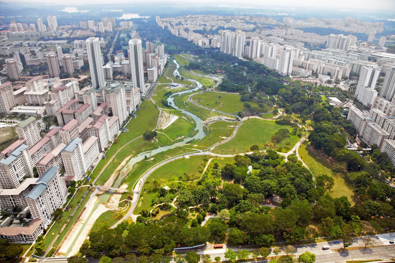 Bishan–Ang Mo Kio Park, Singapore — toàn cảnh công viên từ trên cao, dòng sông uốn khúc giữa bãi cỏ, nhà cao tầng khu dân cư bao quanh
