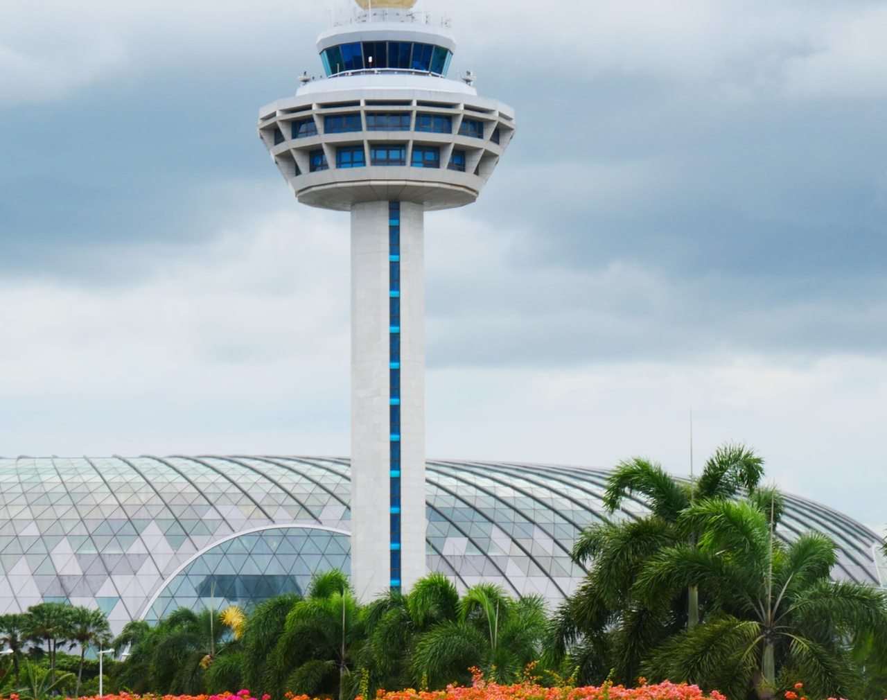 JEWEL CHANGI AIRPORT — sân bay giấu một khu rừng dưới mái kính