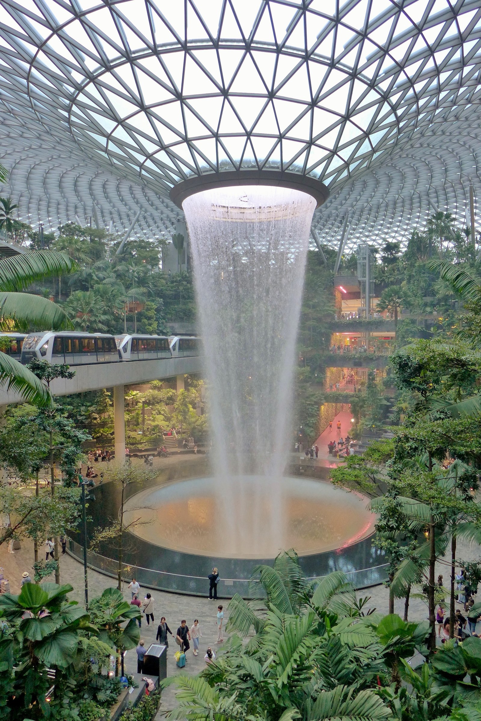 Jewel Changi — Thác Rain Vortex nhìn từ tầng trên xuống