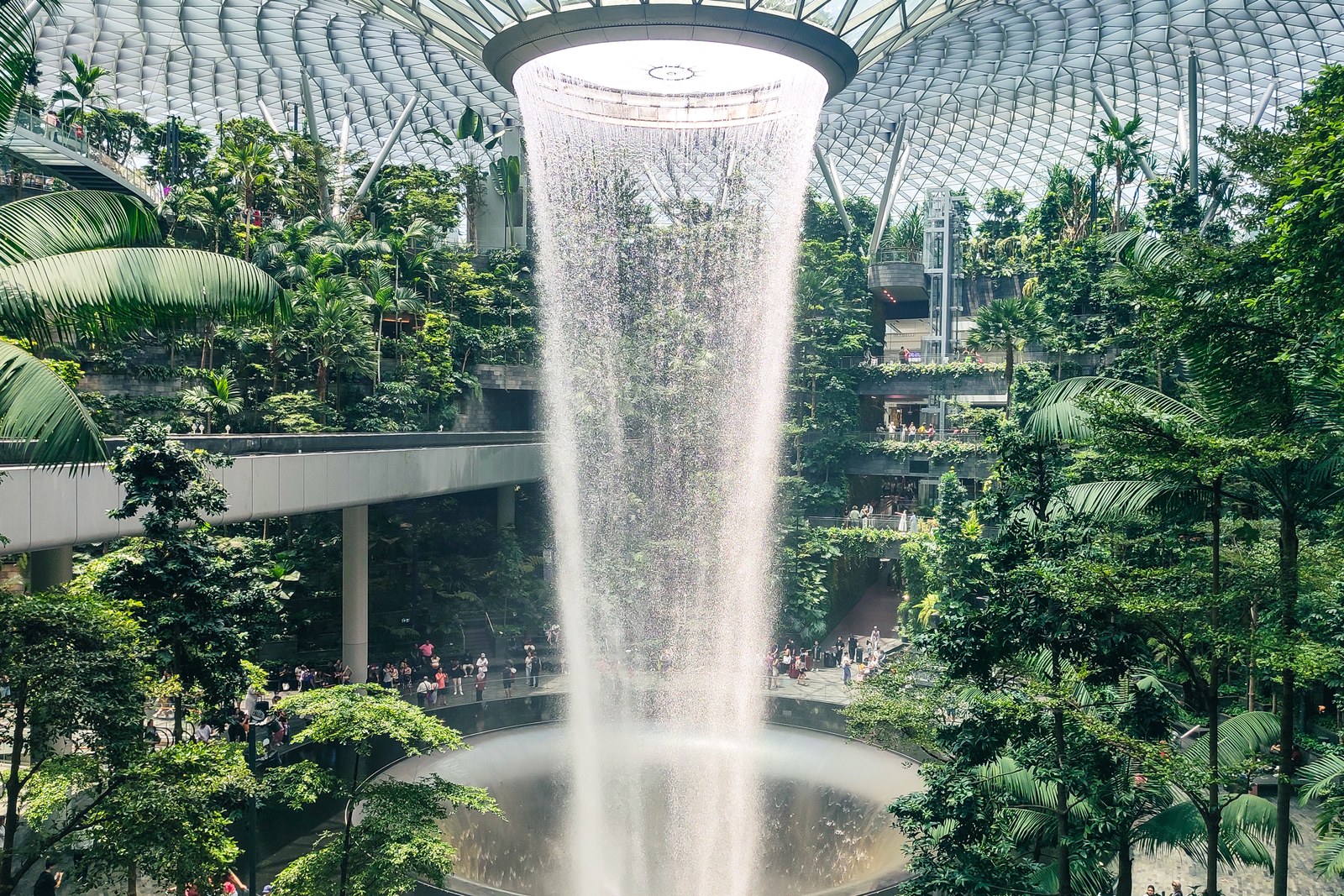 Jewel Changi — Cận cảnh thác Rain Vortex đổ xuống bồn