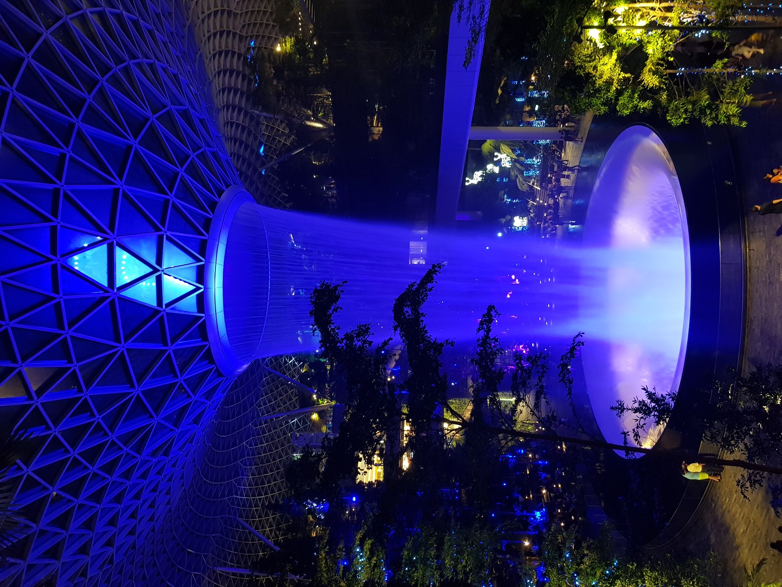 Jewel Changi — Thác Rain Vortex ban ngày nhìn từ dưới lên