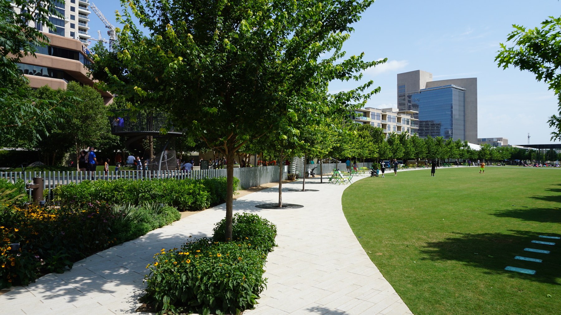KLYDE WARREN PARK: công viên 2,2 ha xây trên nắp một đường cao tốc