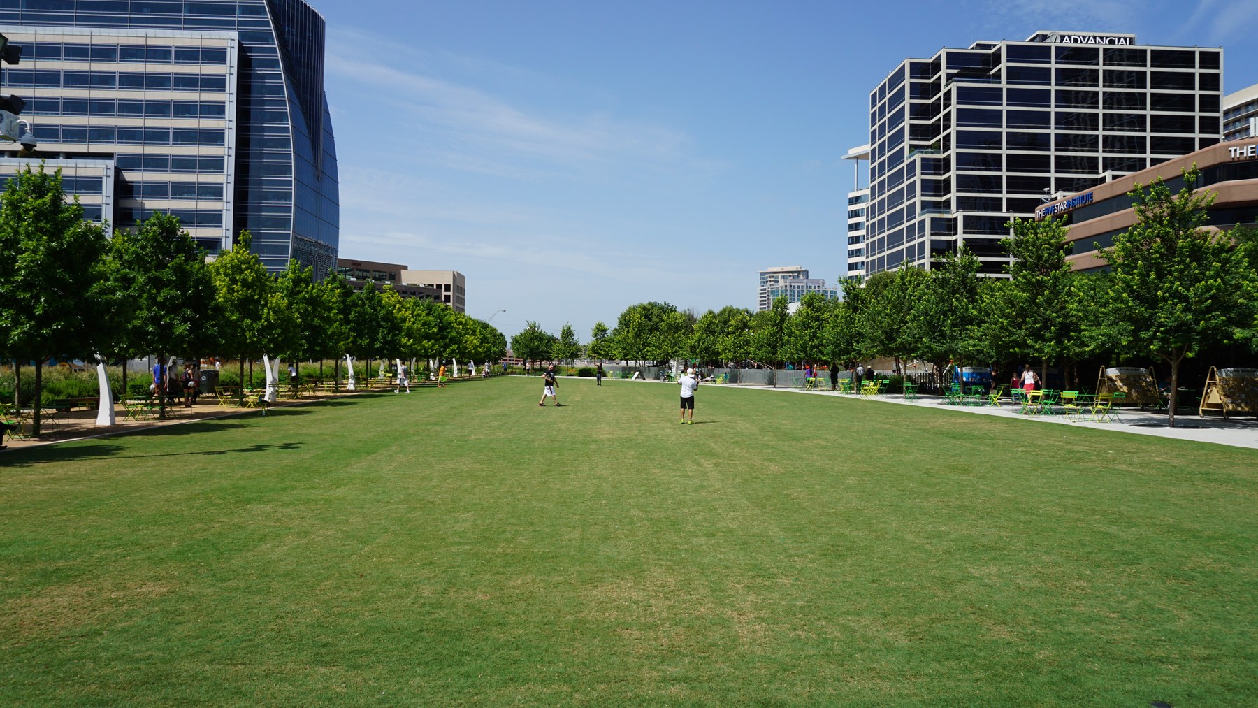 KLYDE WARREN PARK: công viên 2,2 ha xây trên nắp một đường cao tốc