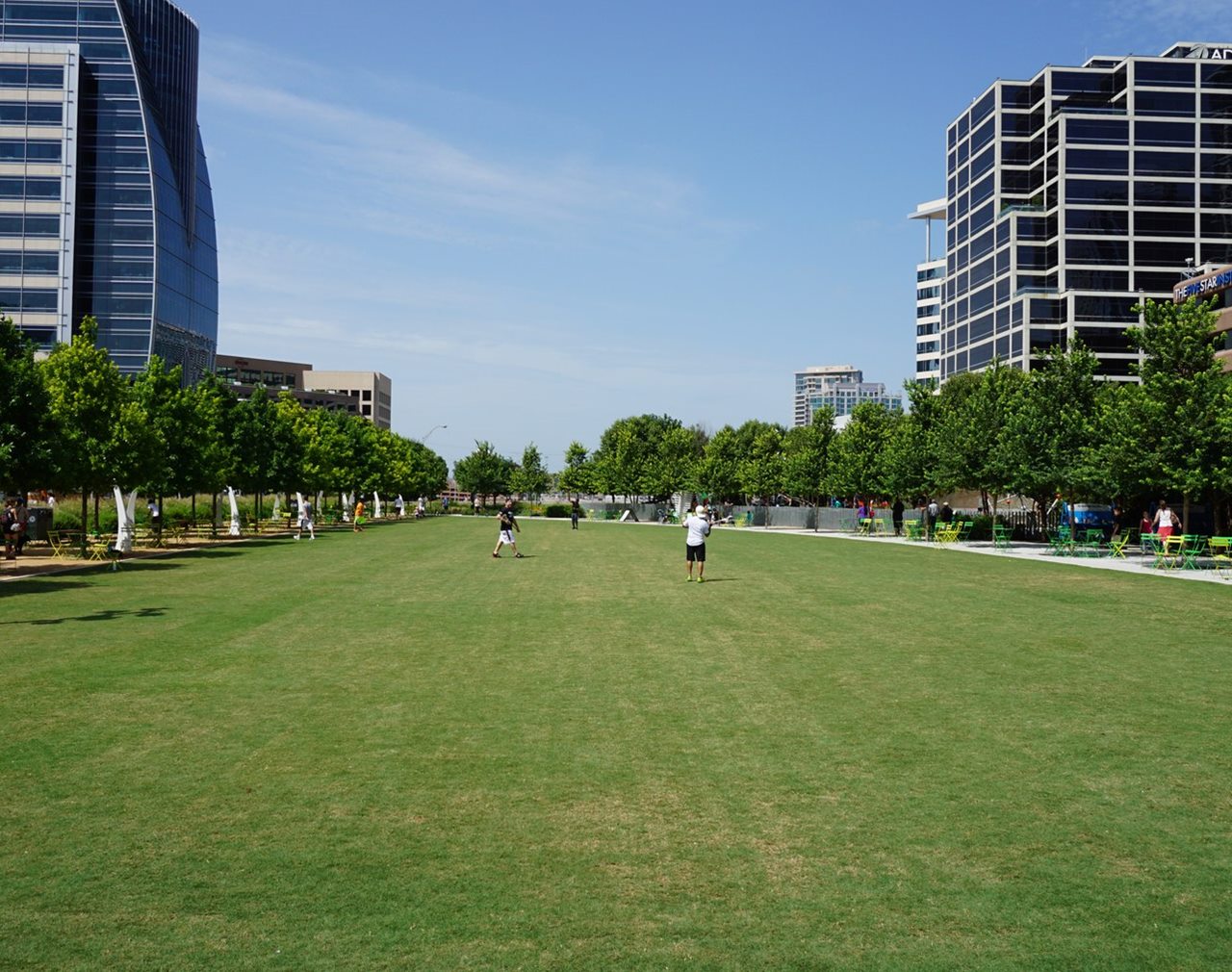 KLYDE WARREN PARK: công viên 2,2 ha xây trên nắp một đường cao tốc