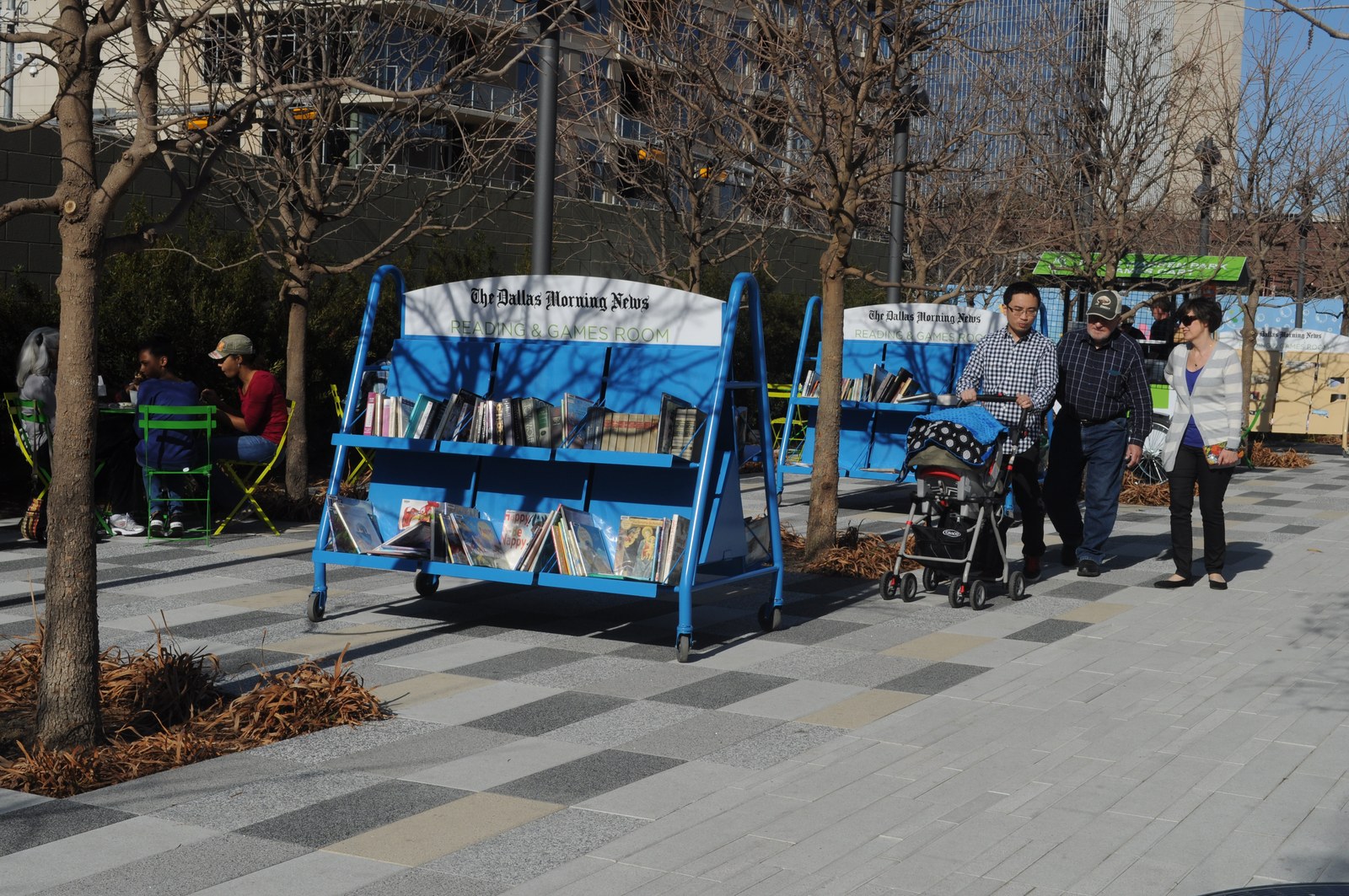 Klyde Warren Park — Xe đẩy sách lưu động (thư viện/vườn đọc sách