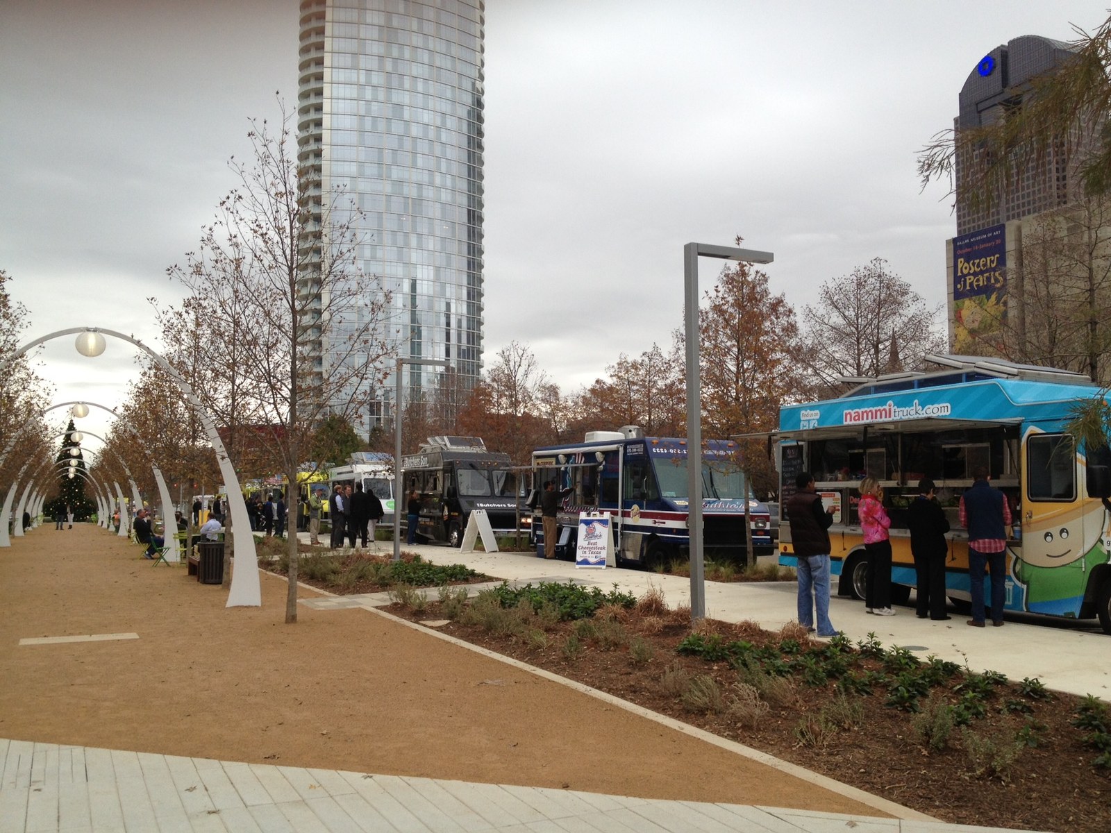 Klyde Warren Park — Xe bán đồ ăn (food truck) đậu ven lối