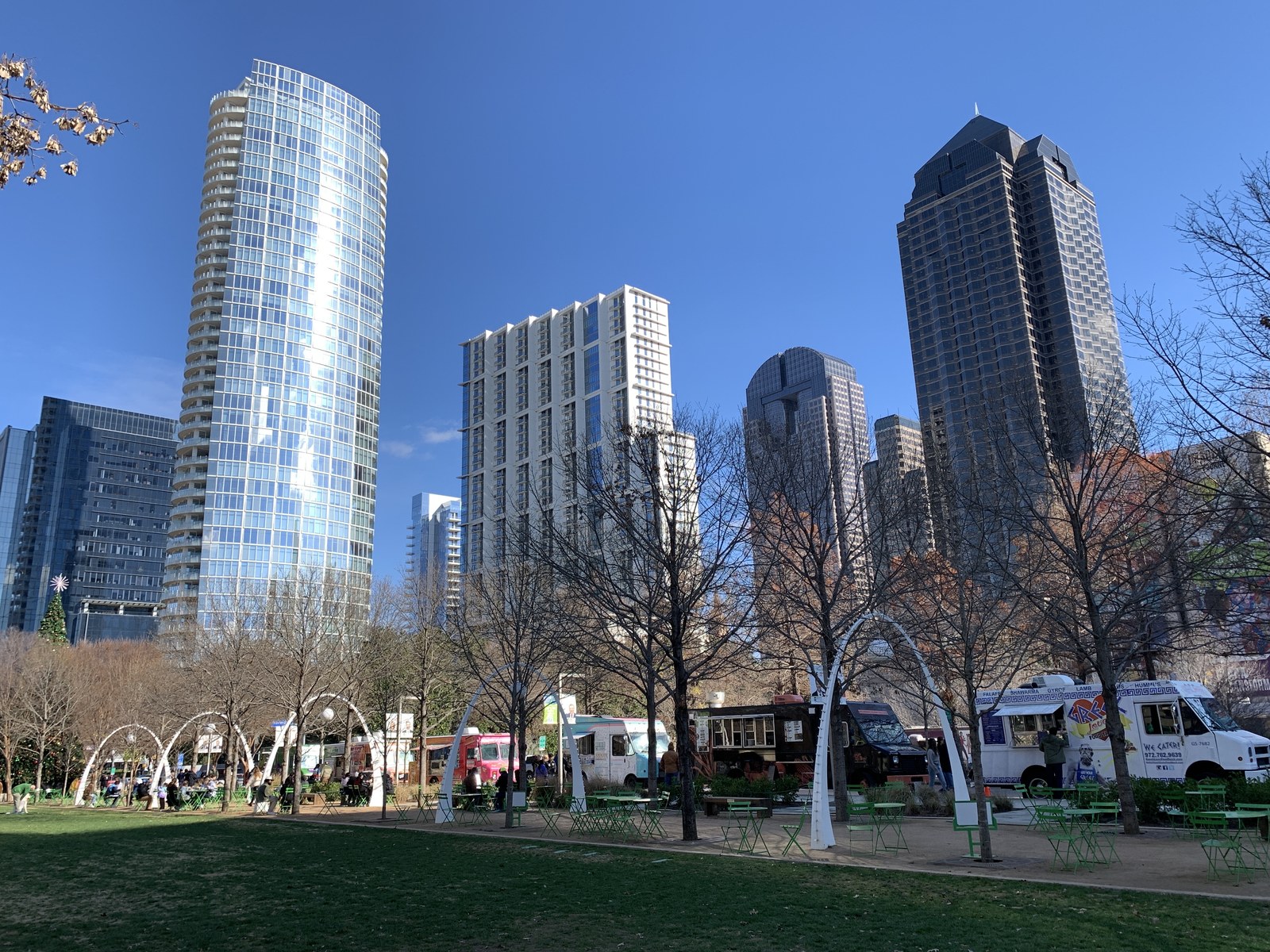 KLYDE WARREN PARK — Toàn cảnh công viên với bãi cỏ