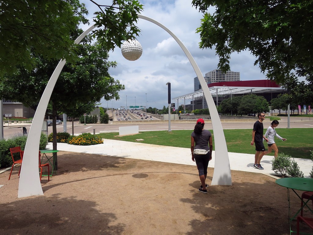 KLYDE WARREN PARK — Cổng vòm trắng nhìn xuống làn xe chạy trên