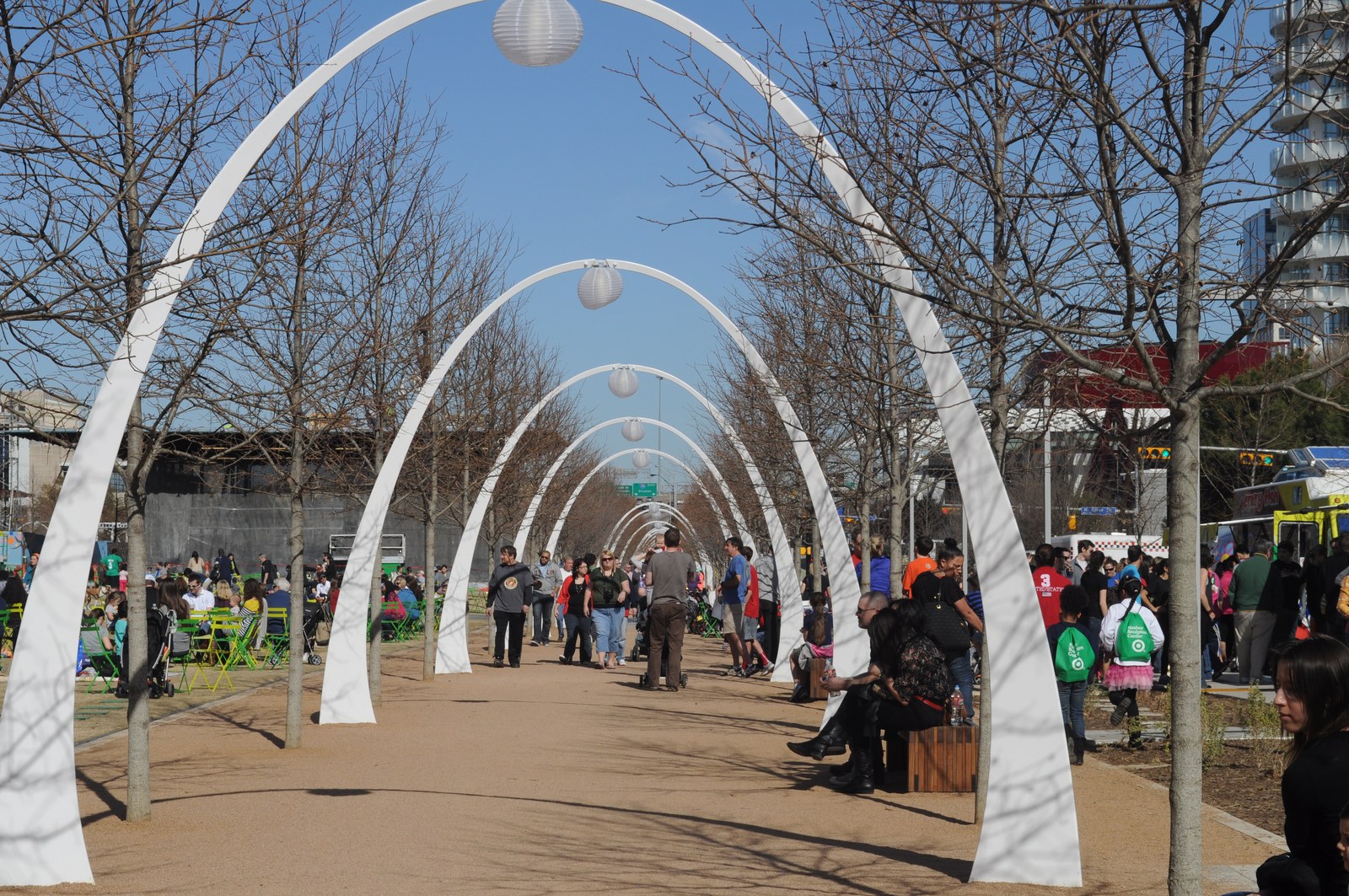 KLYDE WARREN PARK — Hàng cổng vòm trắng trải dài dọc lối đi