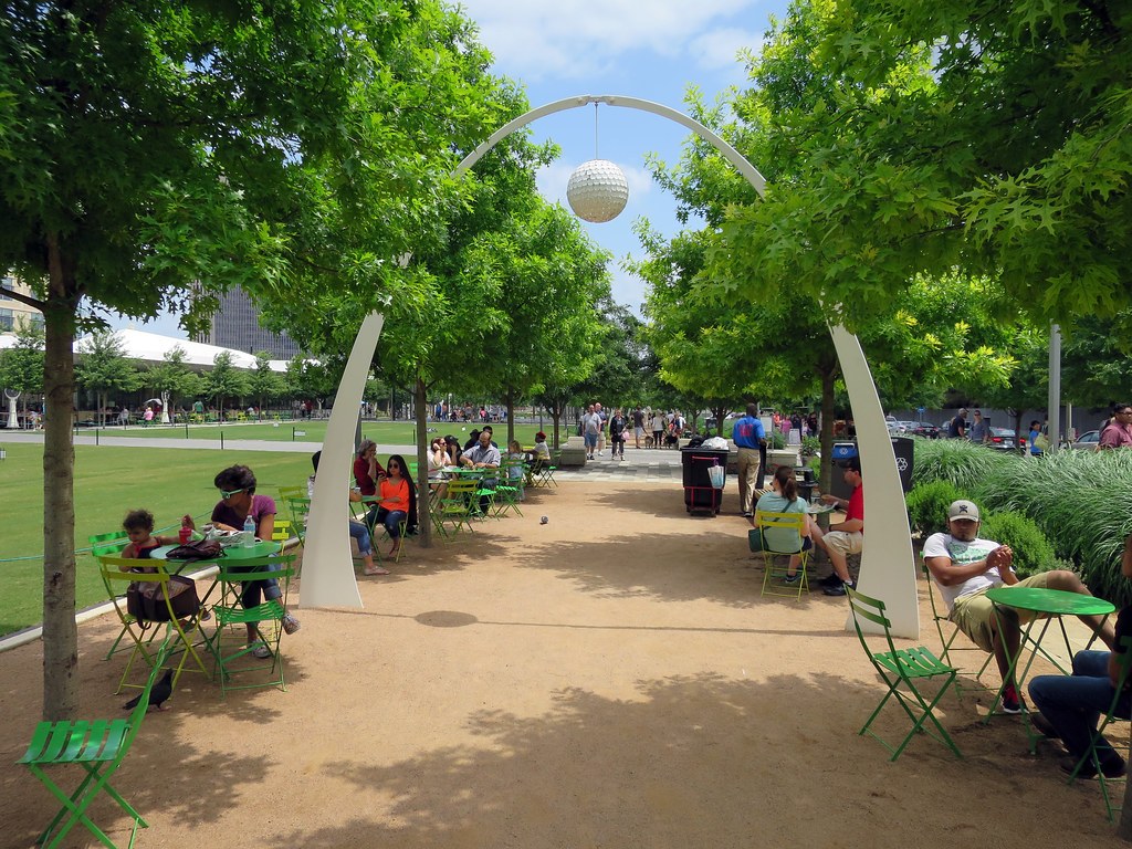 KLYDE WARREN PARK — Cổng vòm trắng dưới tán cây rợp bóng