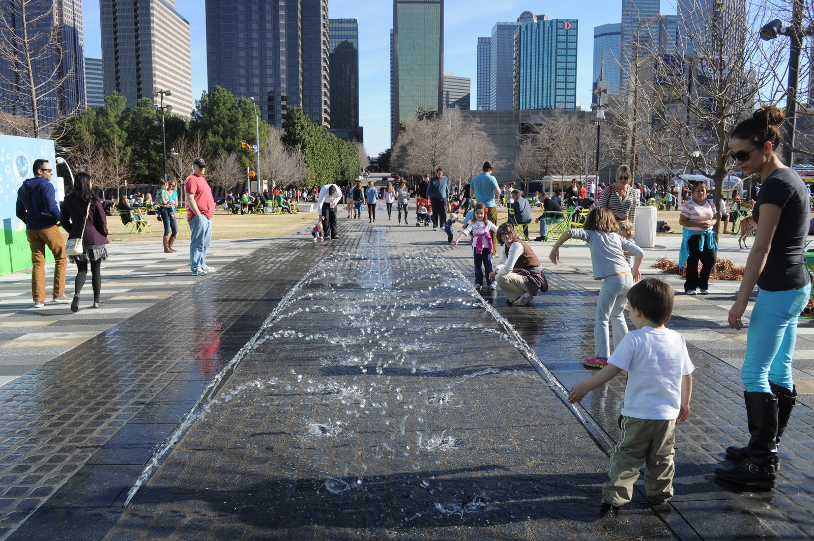 KLYDE WARREN PARK — Trẻ em chơi nước tại splash pad