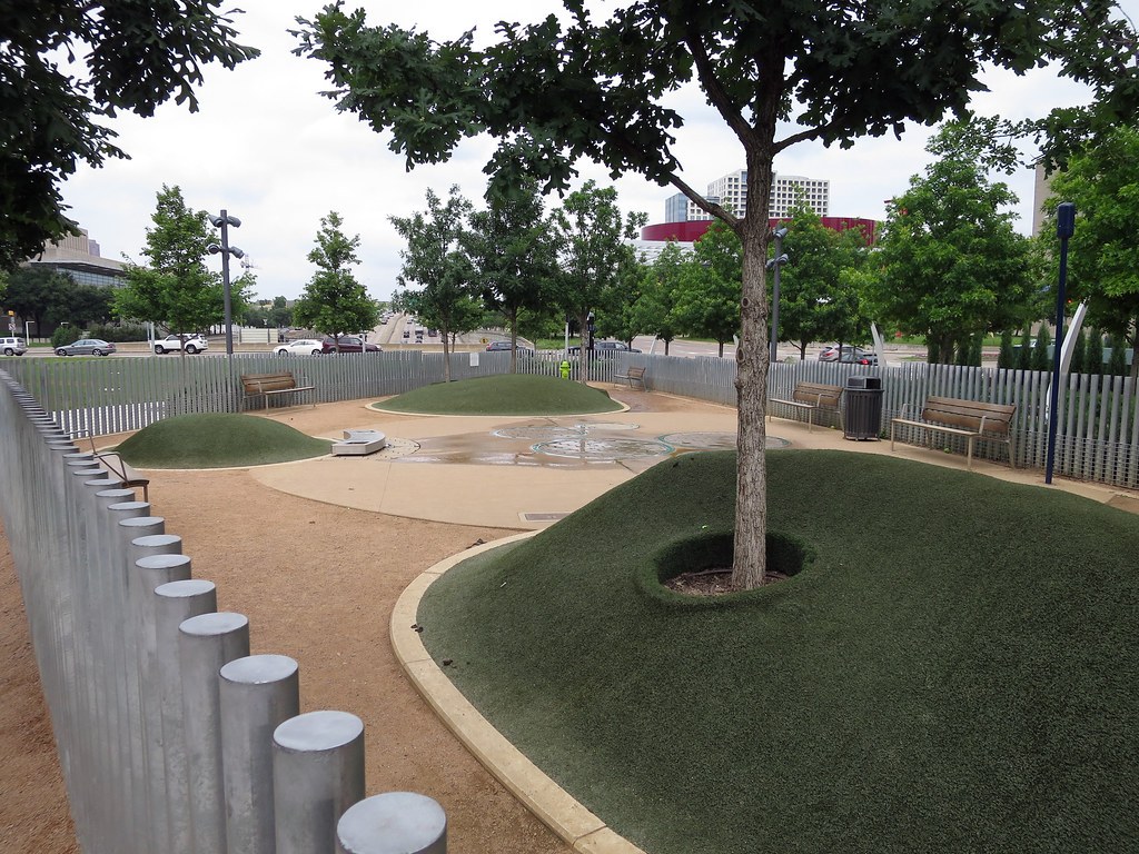 KLYDE WARREN PARK — Sân chơi trẻ em với các gò cỏ nhân
