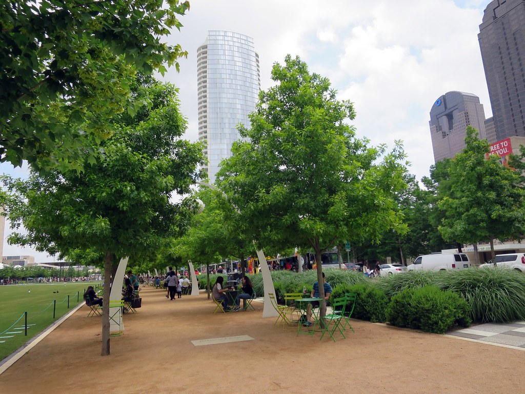KLYDE WARREN PARK — Hàng cây xanh rợp bóng dọc lối đi