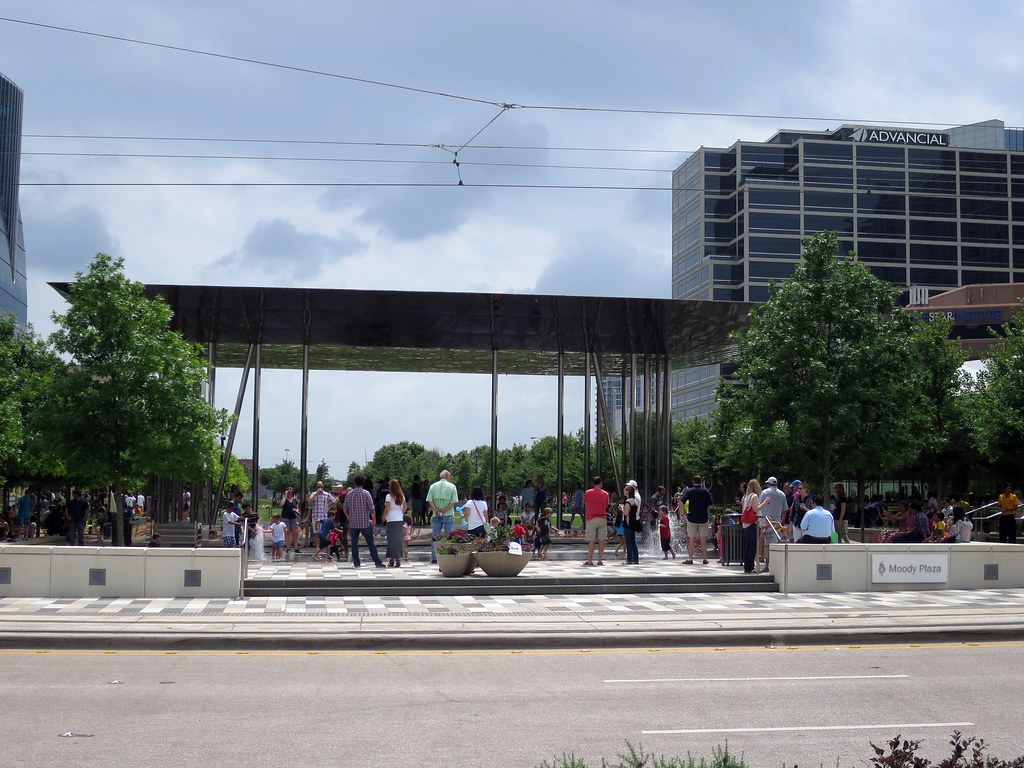 KLYDE WARREN PARK — Pavilion mái thép trên quảng trường Moody Plaza