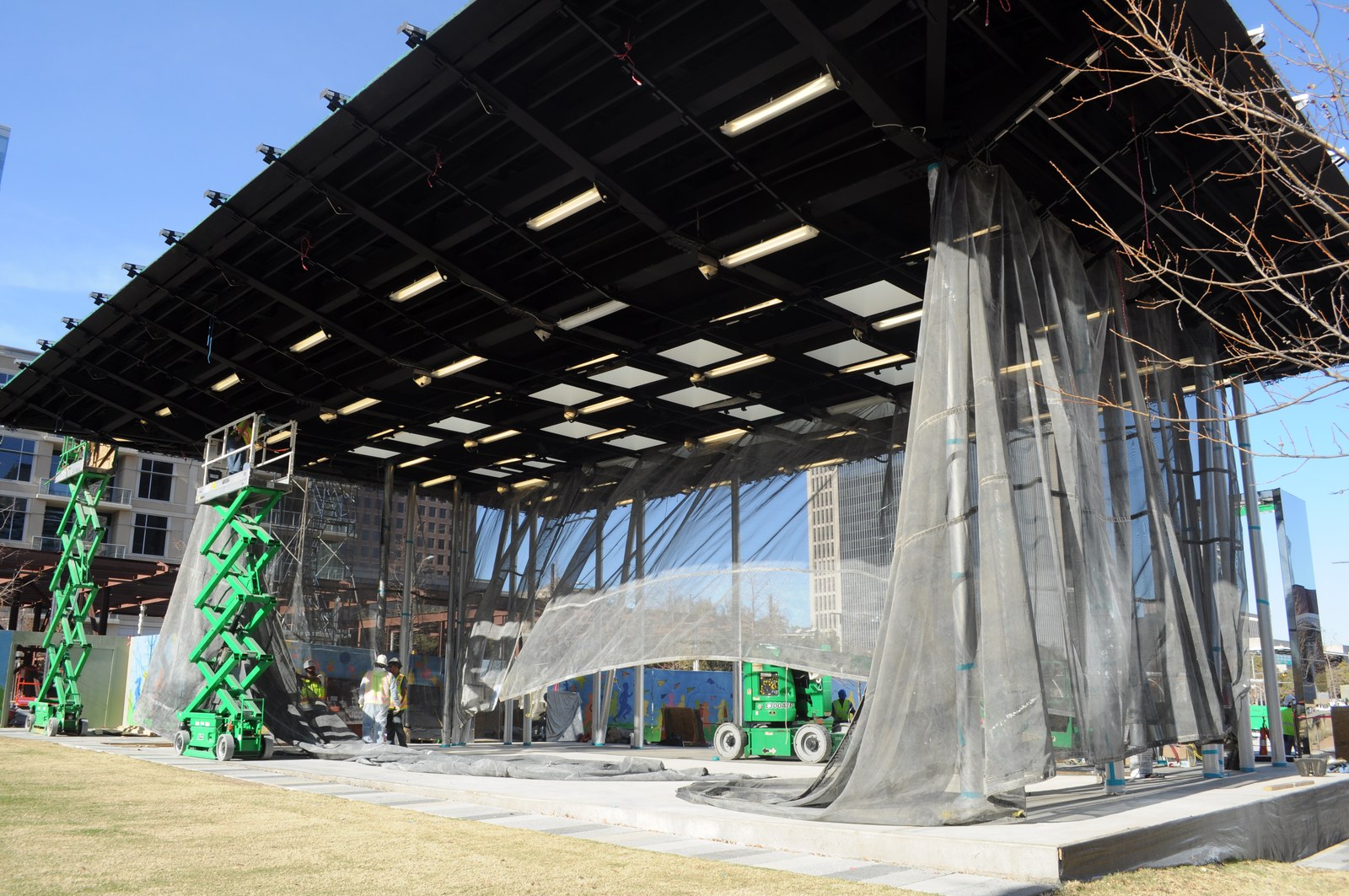 KLYDE WARREN PARK — Công trường thi công khung thép mái pavilion