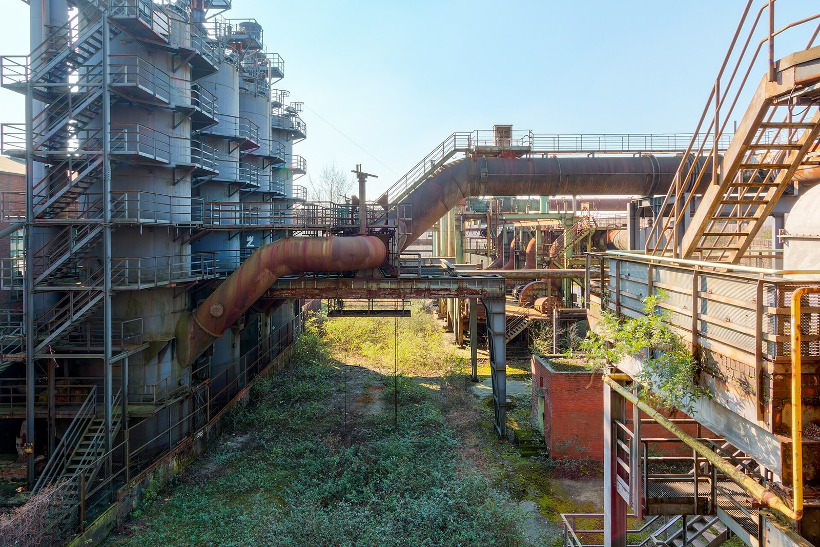 LANDSCHAFTSPARK — Dải cỏ mọc giữa khung ống thép gỉ của