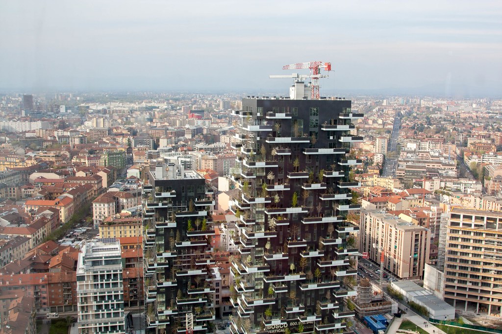 BOSCO VERTICALE — Hai tháp Bosco Verticale nhìn từ trên cao, cây