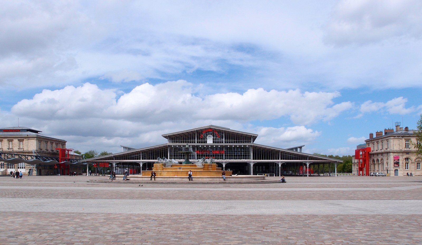 Công viên không có trung tâm — Grande Halle, nhà chợ gia súc cũ, quảng trường