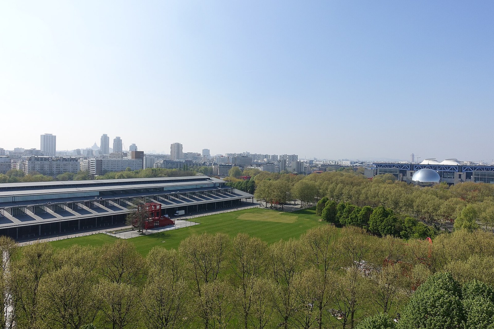 Công viên không có trung tâm — Nhìn từ Philharmonie: Grande Halle, bãi cỏ lớn, La
