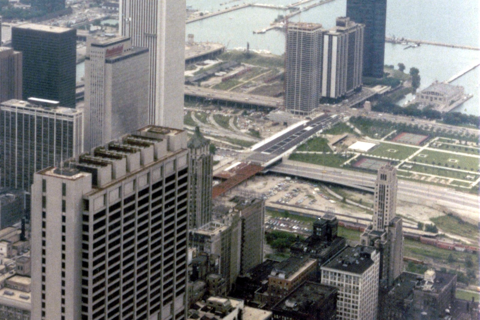 Millennium Park — Năm 1981: bãi đỗ xe và sân ga, nay
