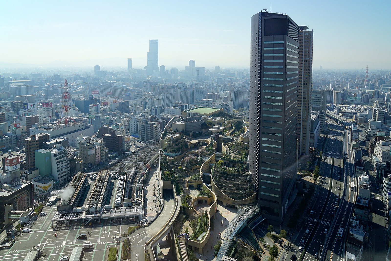NAMBA PARKS — Tháp Parks Tower và vườn mái bậc thang của