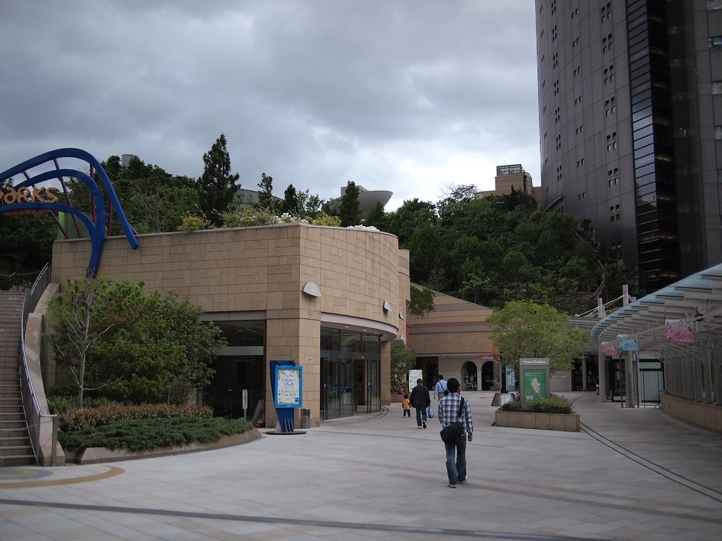NAMBA PARKS — Lối vào khối thương mại, vườn mái phủ cây