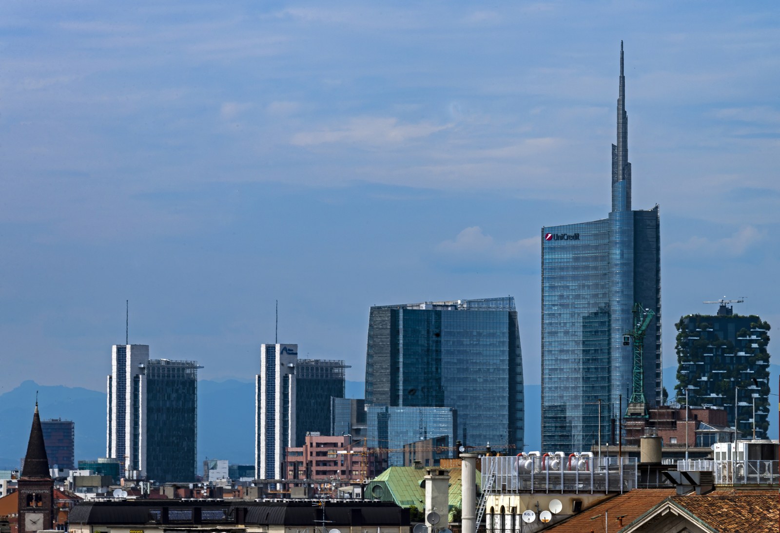 Bosco Verticale giữa các cao ốc Porta Nuova và tháp UniCredit