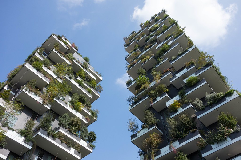 Hai tháp Bosco Verticale phủ cây nhìn ngược lên từ dưới phố