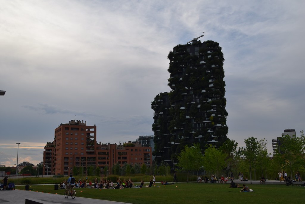 Hai tháp Bosco Verticale lúc chiều muộn dưới trời nhiều mây